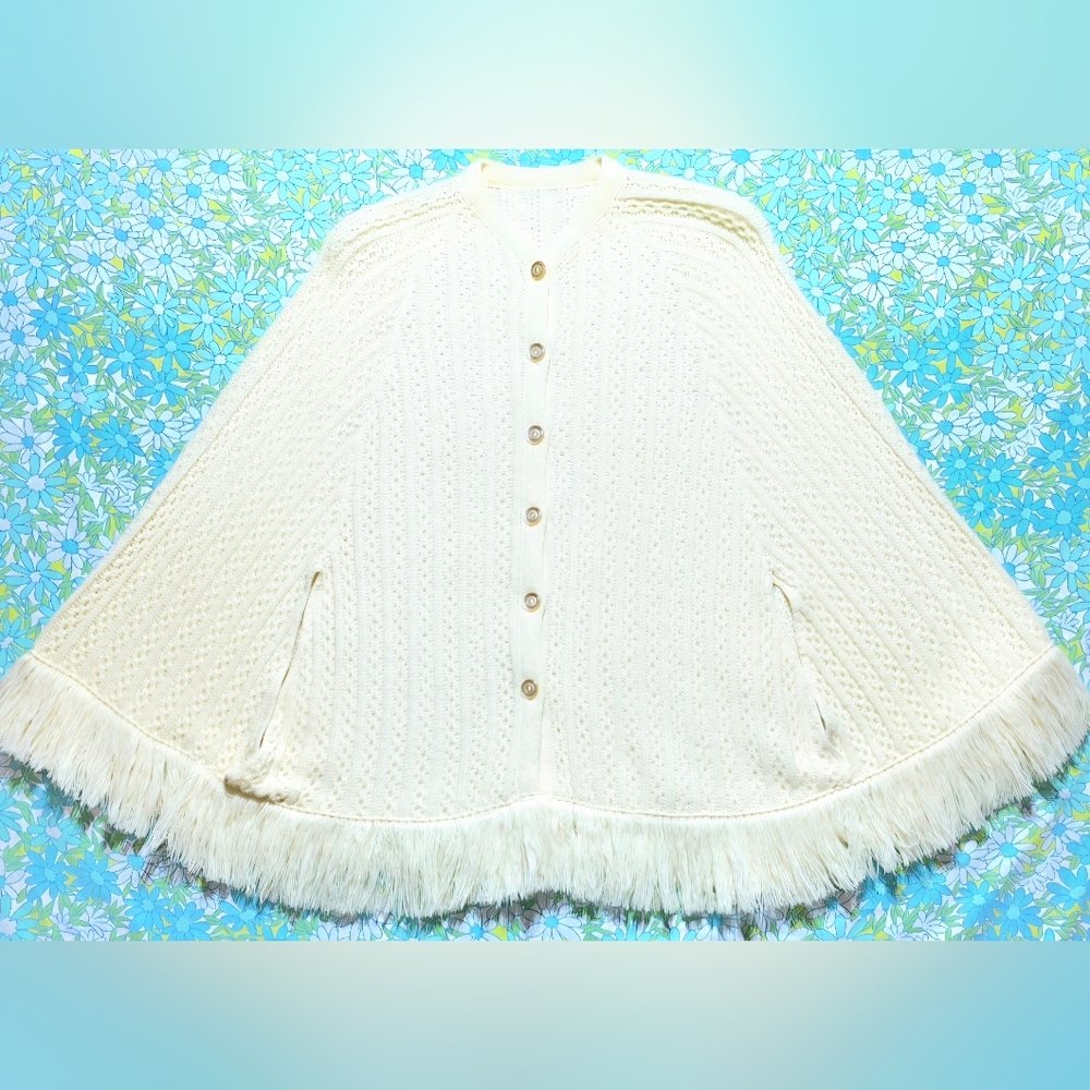 VTG 1970s Cream Knit Poncho Cape Fringe Boho Button Front Sweater Shawl Pockets